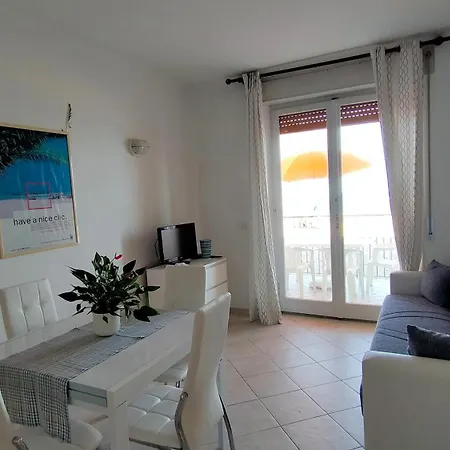 Holiday home P313 Nr 102 Trilocale Sul Mare Con Ombrellone In Prima Fila *